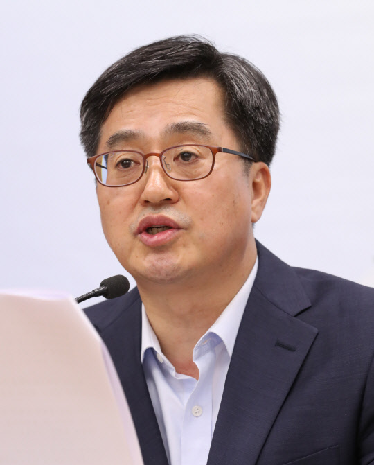 세법개정안 발표하는 경제부총리      (세종=연합뉴스) 이진욱 기자 = 지난 26일 정부세종청사 기획재정부에서 김동연 경제부총리가 2018년 세법개정안을 발표하고 있다. 2018.7.30      cityboy@yna.co.kr  (끝)